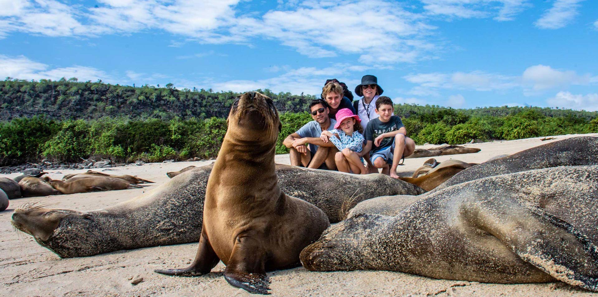 Familia disfrutando su tour en las Islas Galápagos