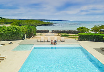 Entrada a la playa y piscina de Finch Bay Galápagos Hotel