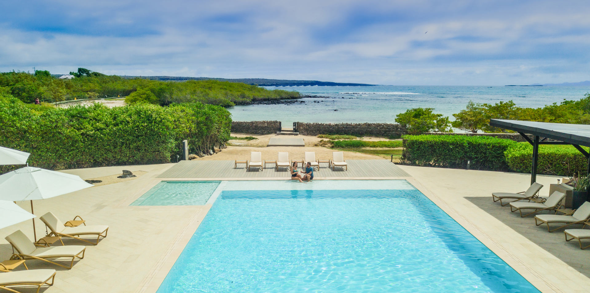 Entrada a la playa y piscina de Finch Bay Galápagos Hotel