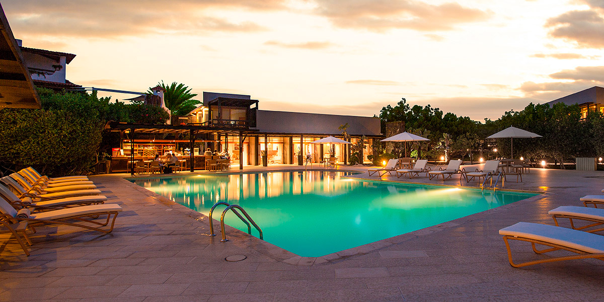 finch-bay-galapagos-hotel-piscina