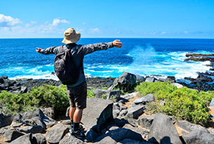 Turista en Punta Suárez en la Isla Española, Galápagos