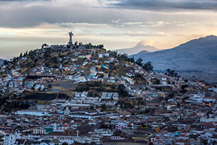 Mirador en barrio San Juan con vista de Quito