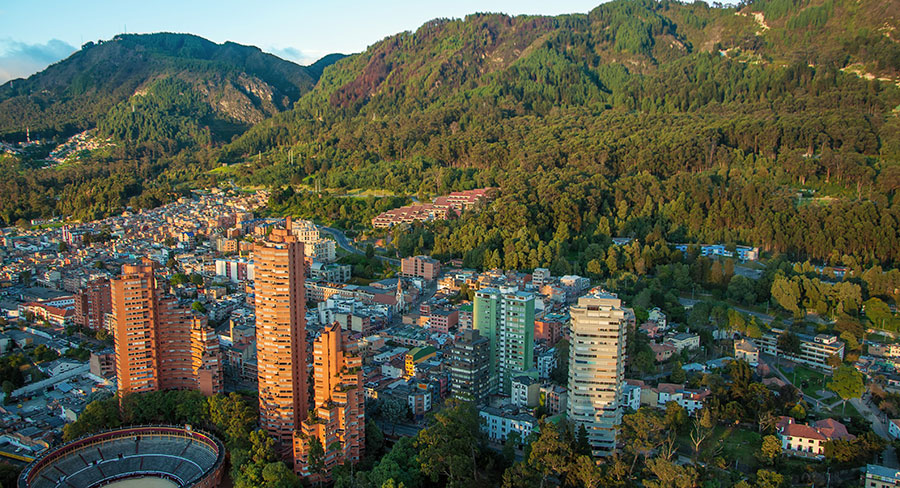 Vista aérea de Bogotá junto a la Cordillera de los Andes, Colombia