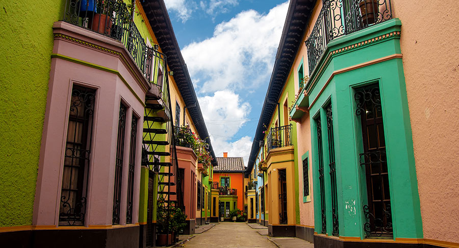 Coloridos e históricos edificios en Colombia