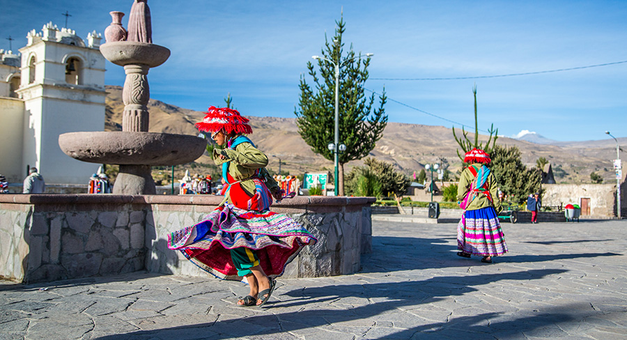 Niña en vestimenta tradicional jugando en Yanque, Perú
