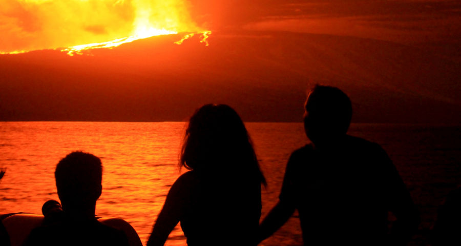 Turistas admirando la erupción del volcán Sierra Negra desde el Yate La Pinta