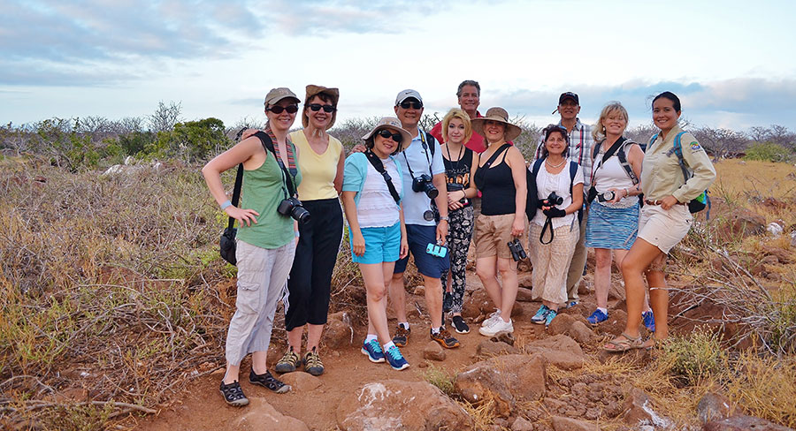 Grupo de visita guiada con guía naturalista en las Galápagos