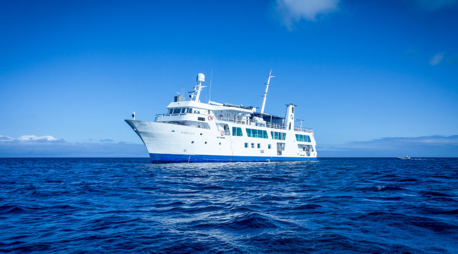 Isabela navega las aguas azules alrededor de las Galápagos
