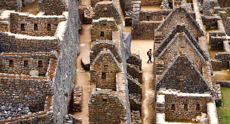 Turista caminando en la ciudadela de Machu Picchu