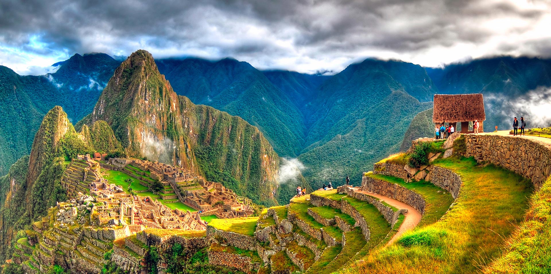 Ciudadela de Machu Picchu en Perú vista desde la distancia