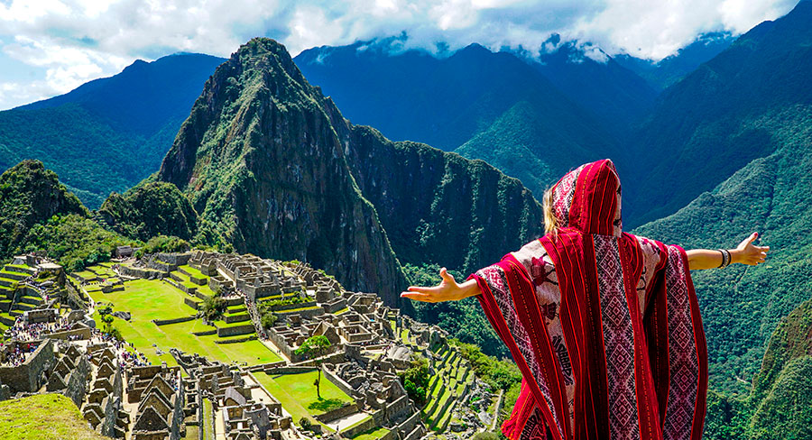 Viajera admirando Machu Picchu