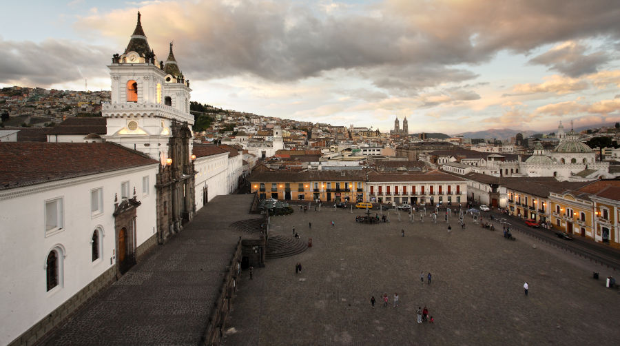 Una bella tarde en Plaza San Francisco en Quito, Ecuador