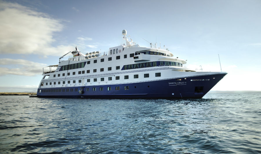 El Santa Cruz II navega las azules aguas alrededor de las Galápagos