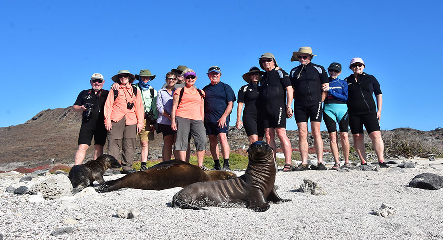 Lobo marino al lado de visitantes en las Galápagos