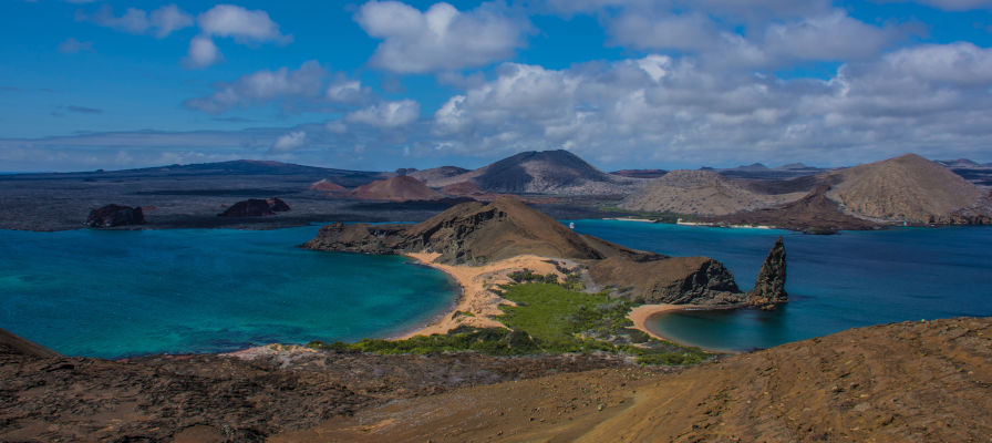 Vista del Pináculo desde la isla Bartolomé en Galápagos