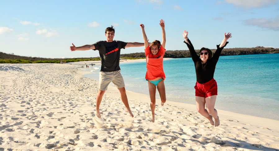 Visitantes disfrutando de la playa en Galápagos.