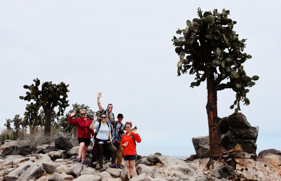 Turistas saludan a la cámara mientras disfrutan del entorno en Galápagos