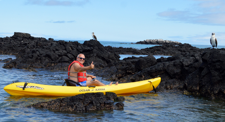 Kayak haciendo nuevos amigos en las Islas Galápagos