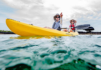 Mujeres haciendo kayak y admirando la vista en Galapagos