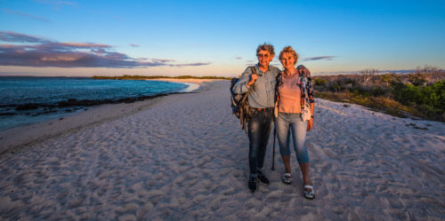 Huéspedes disfrutando del atardecer en las Islas Galápagos