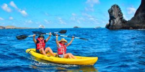 Visitantes explorando las islas galápagos en la bahía Gardner