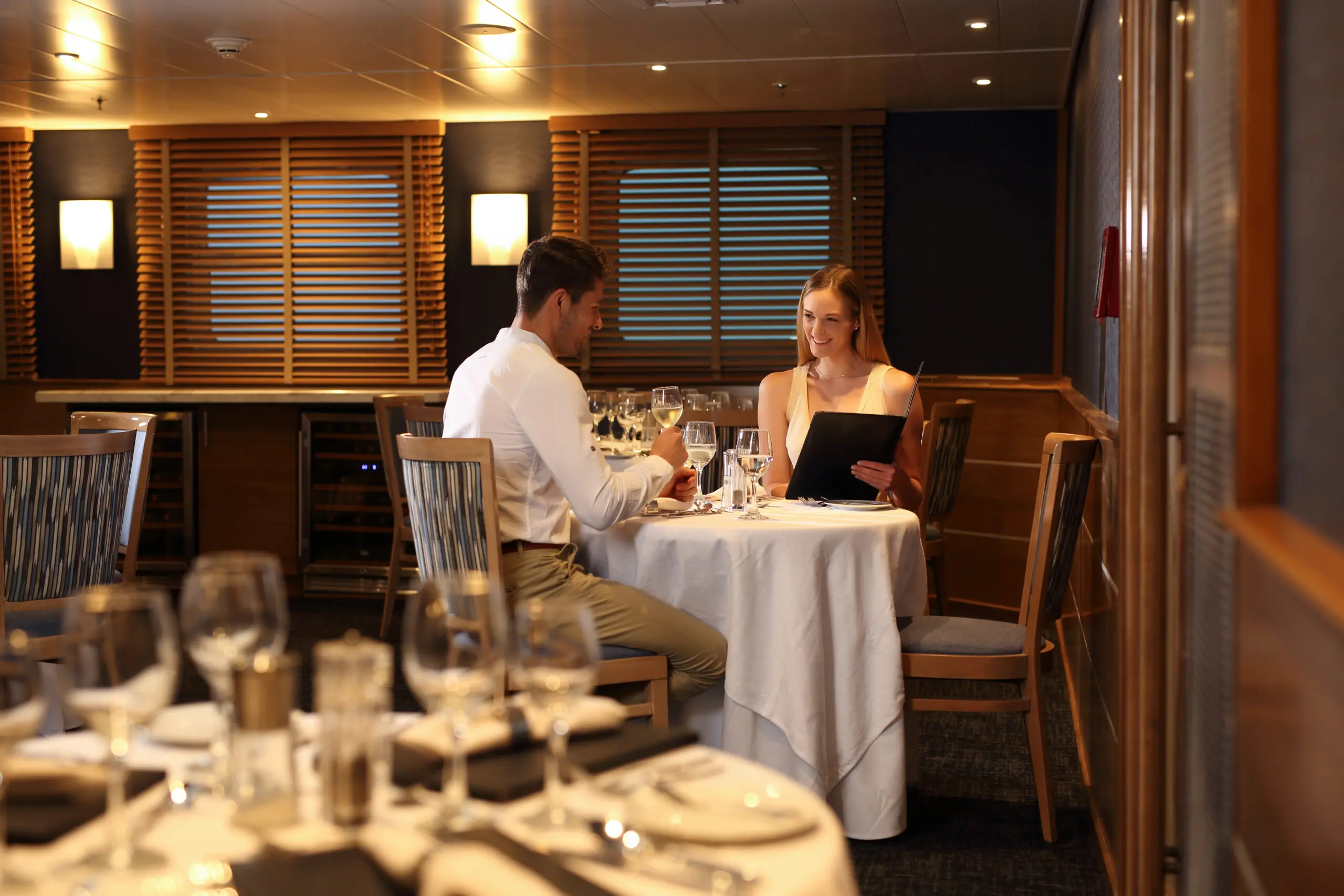 Pareja disfrutando de la gastronomía del crucero