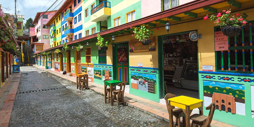 Pinturas de colores decorando casas en Medellín, Colombia