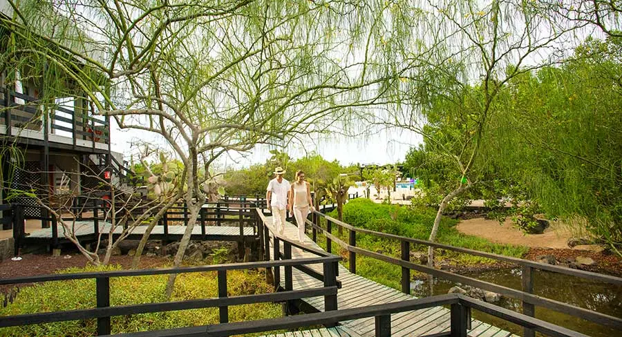 Huéspedes disfrutando el jardín de Finch Bay Hotel