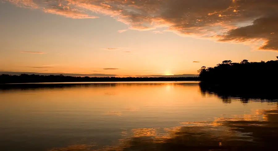 Lago Sandoval en la provincia de Tambopata, Perú