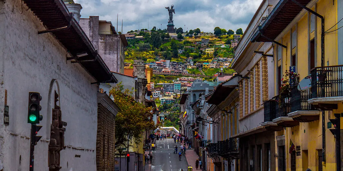 Scenic-Tour-of-Quito-street-of-the-7-crosses