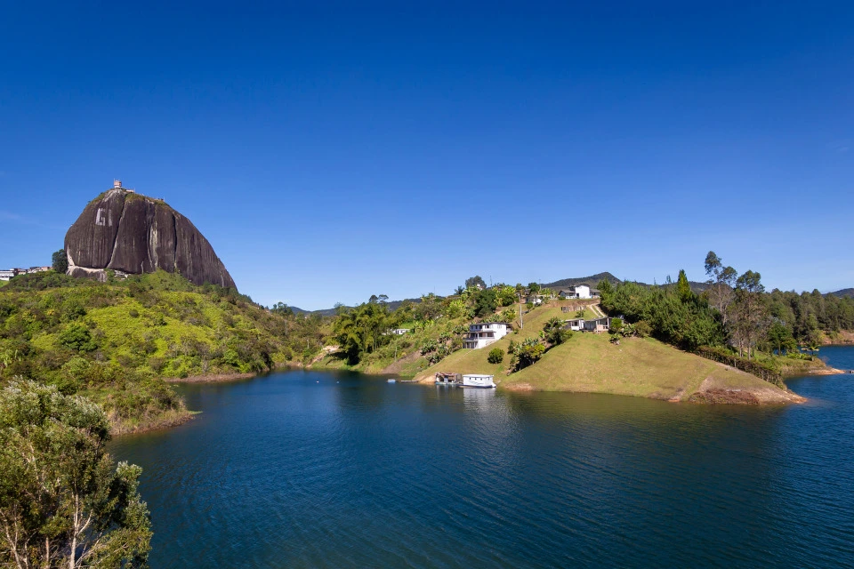 penol-guatape-medellin-colombia